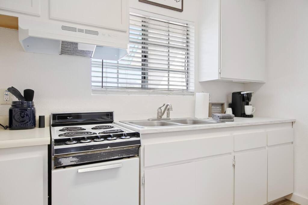 Couples Studio 1 W Full Kitchen Apartment Oakhurst Exterior photo